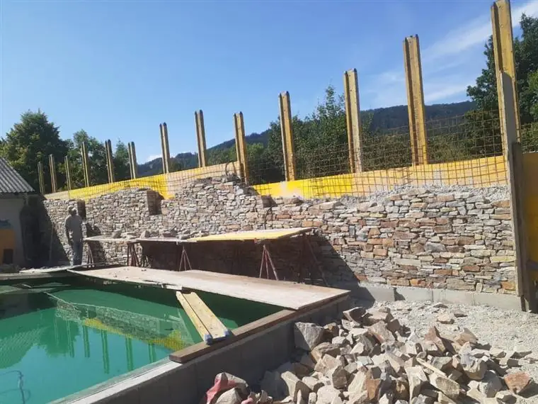 Bau einer Natursteinmauer mit Pooleinfassung — Bauleistung StoneArt Adria