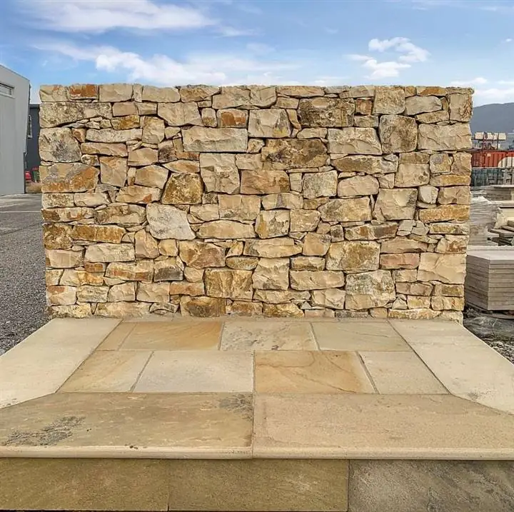 Bruchsteinmauer aus Kalkstein mit Sandsteinplatten — Musterfläche im Lager Einsiedl
