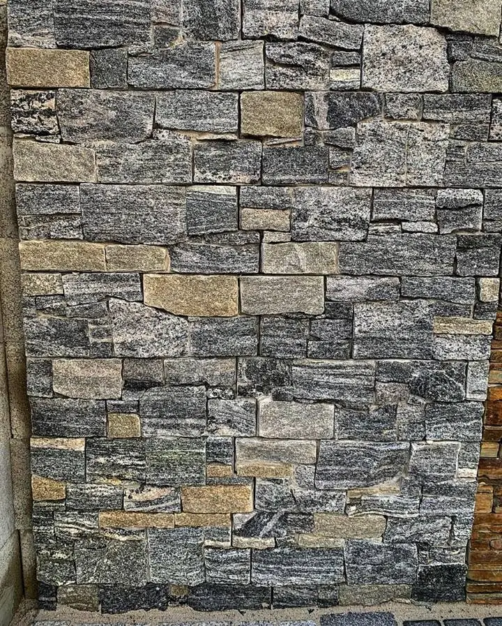 Wandverkleidung aus Gneis-Verblendern — Detail im Lager Einsiedl