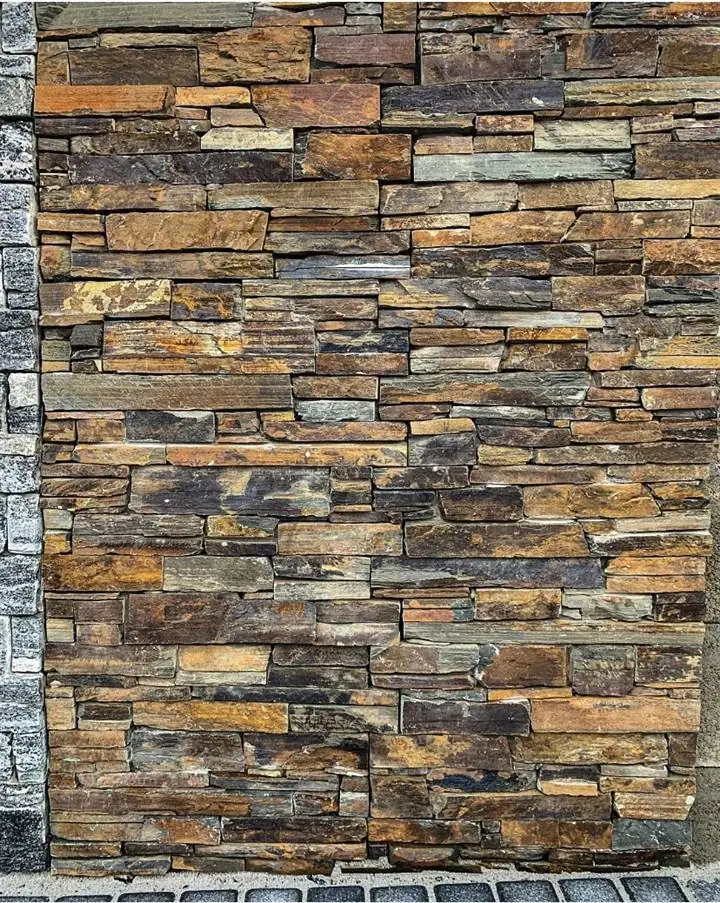Wandverkleidung aus Schiefer-Verblendern in Rosttönen — Detail im Lager Einsiedl