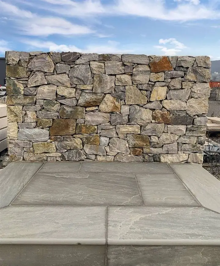Bruchsteinmauer in Beige-Grau mit Sandsteinplatten — Musterfläche im Lager Einsiedl