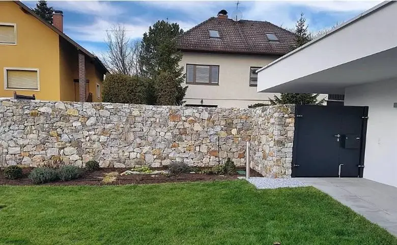 Gartenmauer aus Bruchstein — Familienhaus