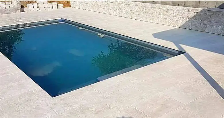 Pool mit Travertinplatten — Familienhaus
