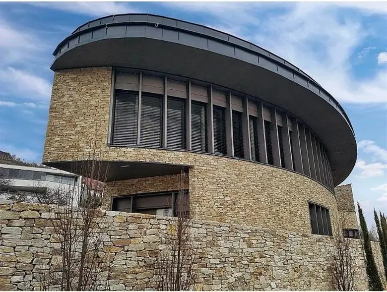 Zahnambulatorium Krems — Fassade aus Weingartner Gneis von StoneArt Adria