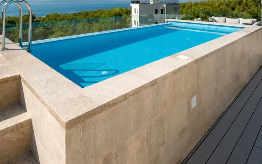 Rooftop-Pool mit Einfassung aus San Luca dunkel und Meerblick — eigenes Projekt