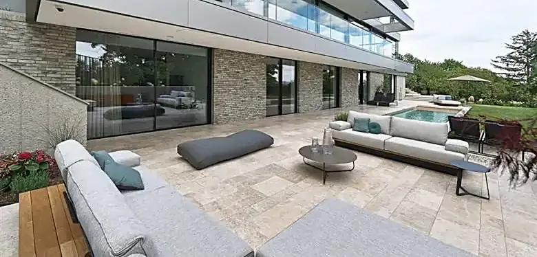Terrasse mit hellen Natursteinplatten